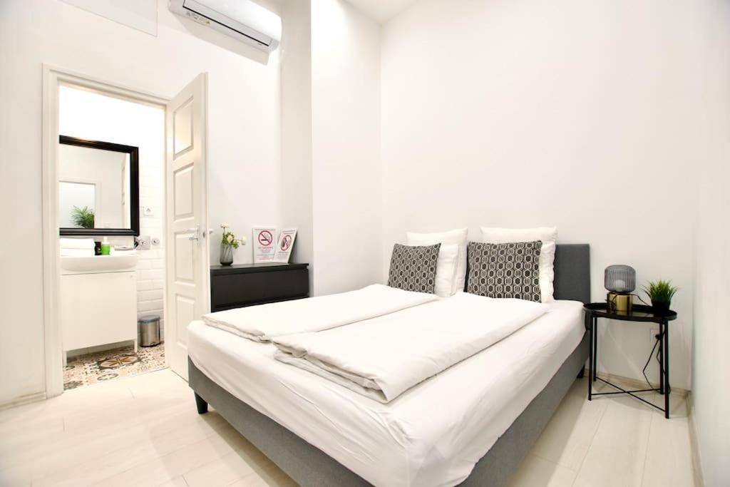 בודפשט Standard Apartment By Hi5-St. King Mini Studio מראה חיצוני תמונה